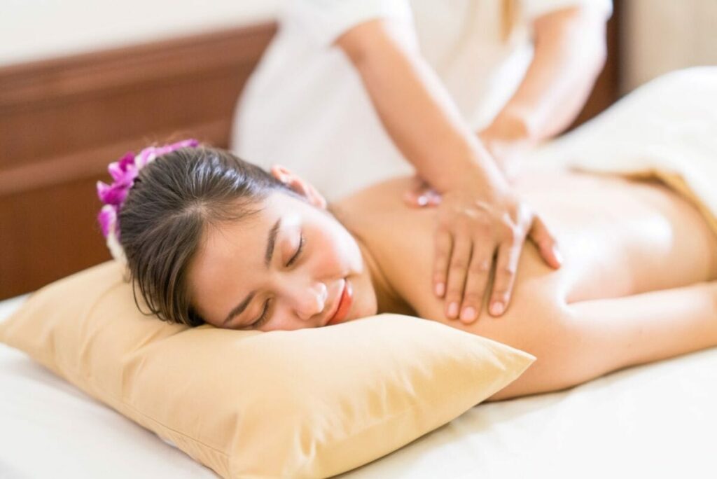 thai massage in private room of makkha spa chiangmai