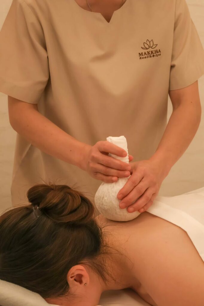 makkha-spa herbal-compress-massage spa-treatment thai-massage