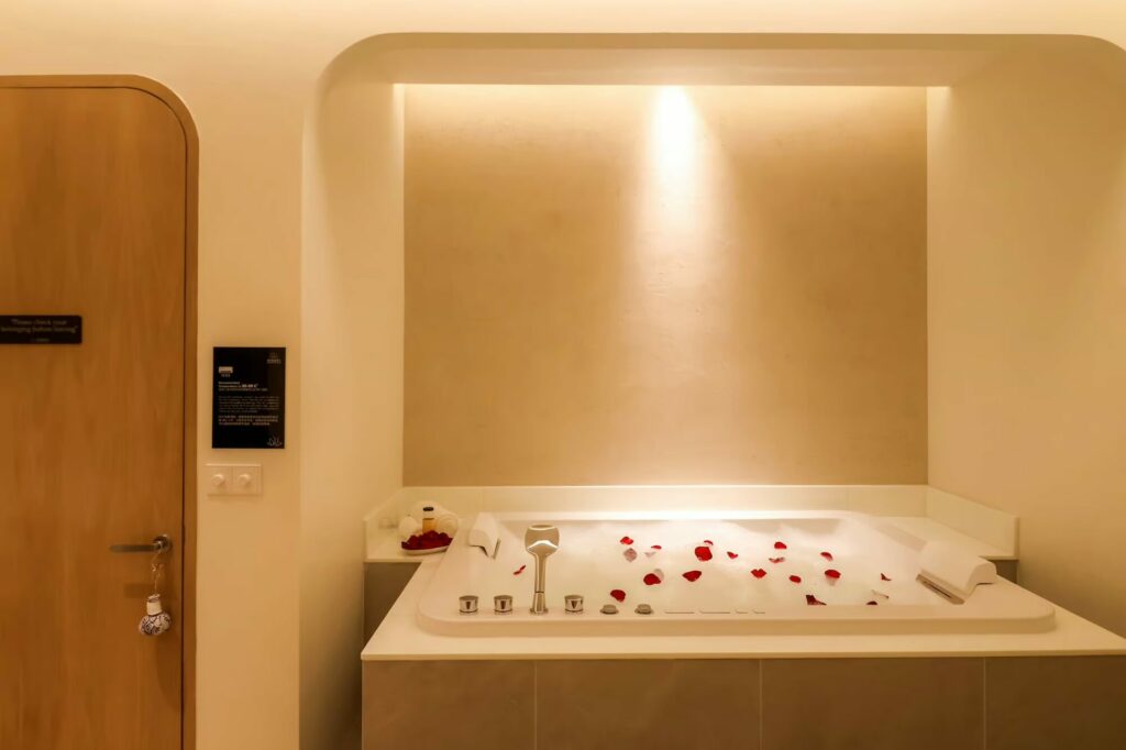 makkha-spa jacuzzi rose-petals luxury-bathroom