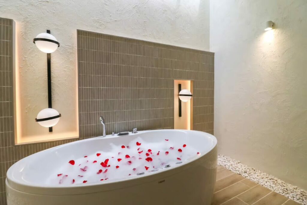 makkha-spa jacuzzi rose-petals luxury-bathroom