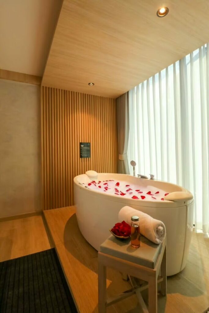 makkha-spa jacuzzi rose-petals spa-bathroom