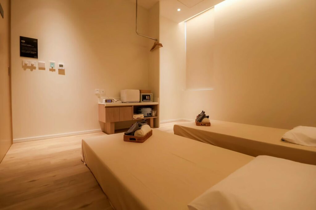 makkha-spa massage-room spa-interior treatment-beds