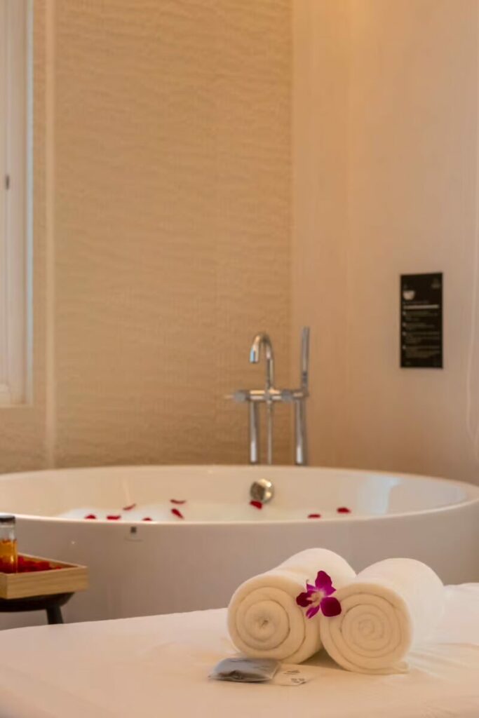 makkha-spa spa-bath luxury-bathtub rolled-towels