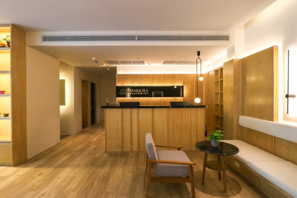 makkha-spa spa-reception health-and-spa wooden-interior