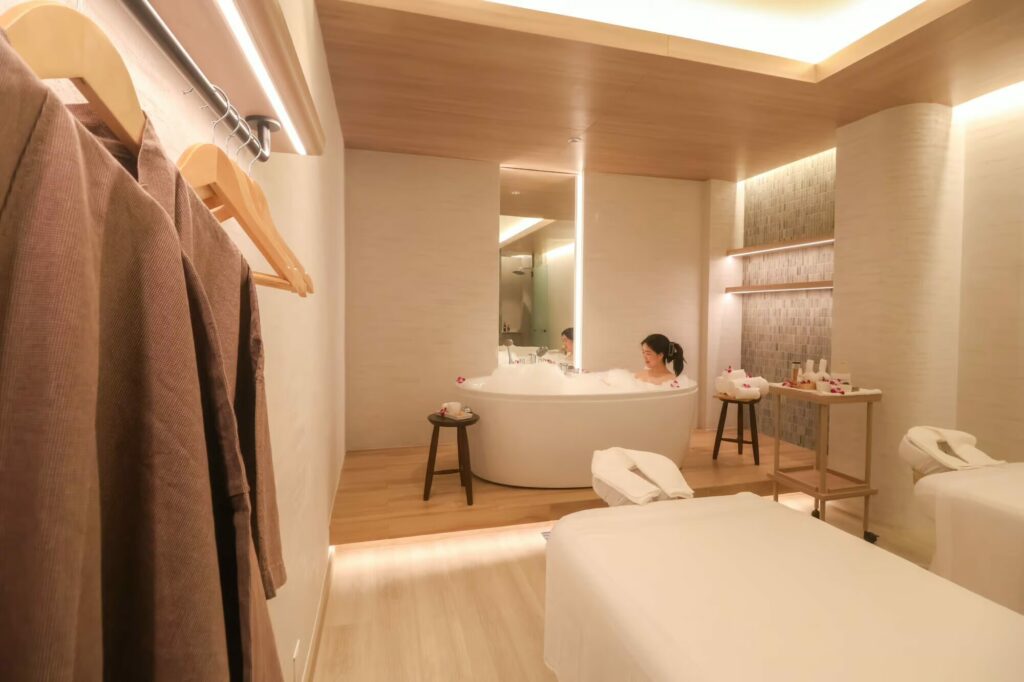 makkha-spa spa-room bubble-bath massage-table