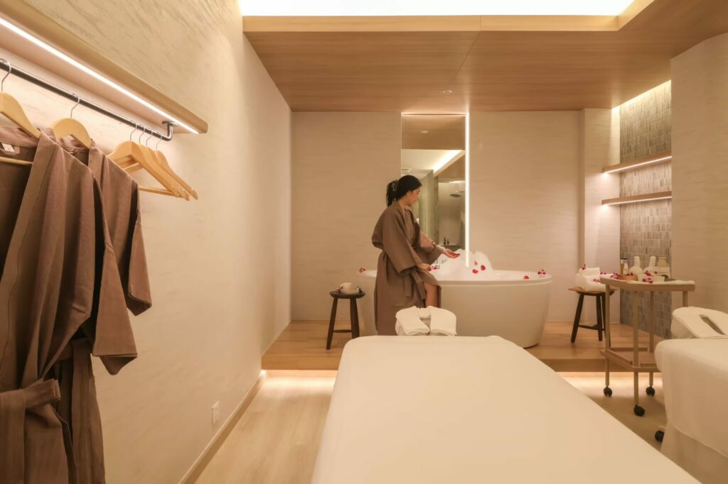 makkha-spa spa-room luxury-bath massage-table