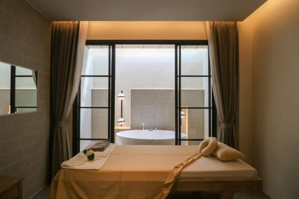 makkha-spa spa-room massage-table luxury-bath