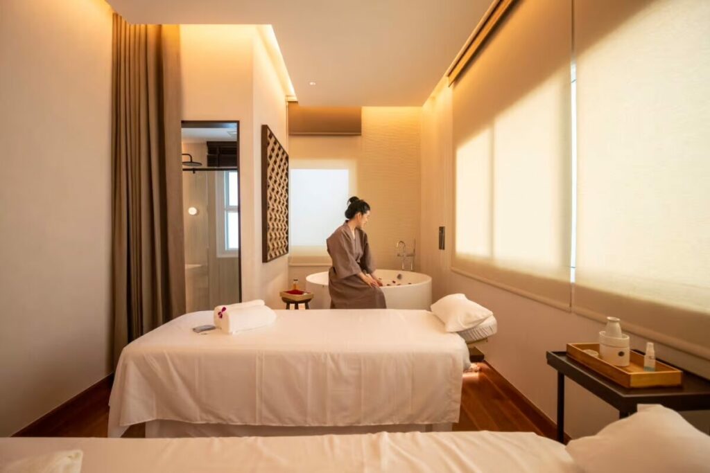 makkha-spa spa-room massage-table luxury-bath