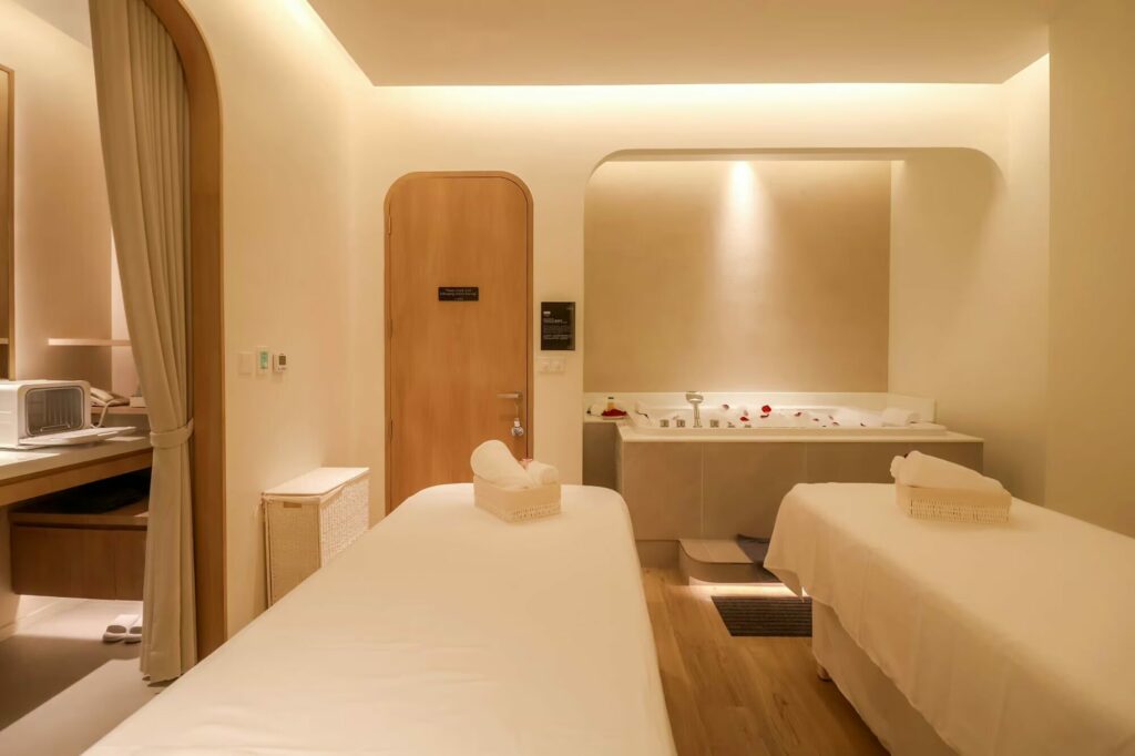makkha-spa spa-room massage-tables jacuzzi-tub