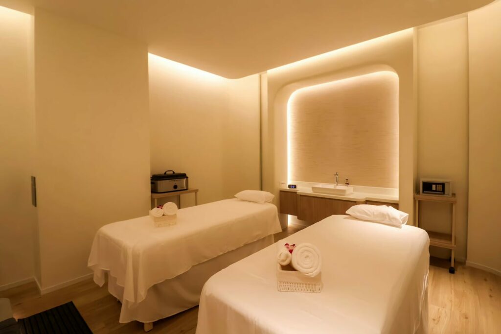 makkha-spa spa-treatment-room massage-tables couples-massage