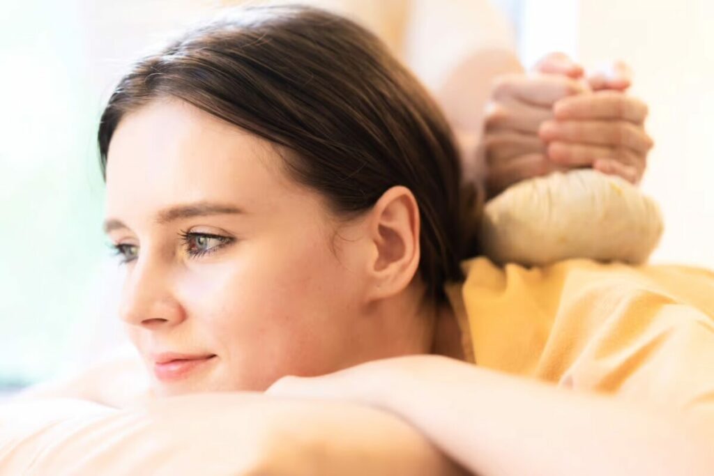 makkha-spa herbal-compress thai-massage spa-treatment