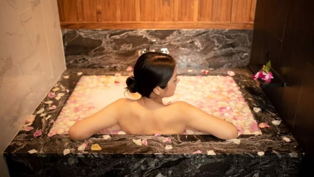 makkha-spa spa-bath rose-petals luxury-relaxation