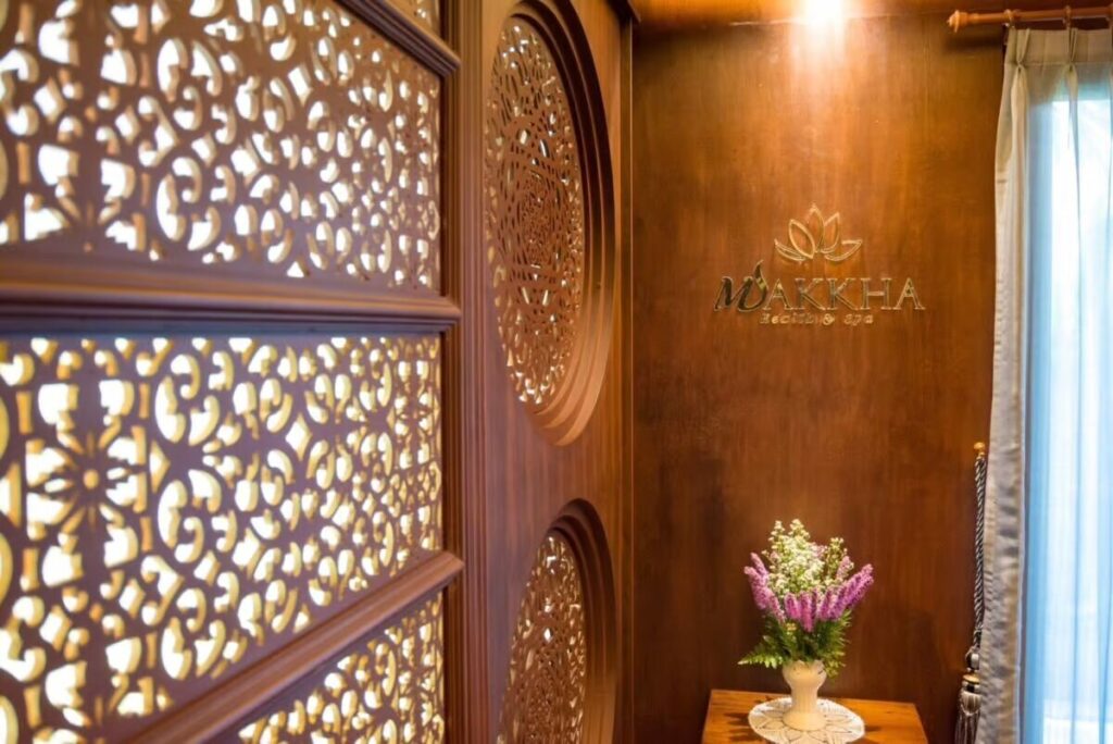 makkha-spa spa-interior wood-carving thai-decor