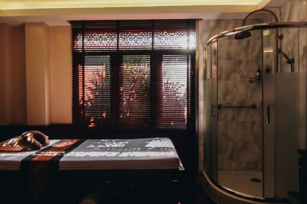 makkha-spa spa-room massage-table luxury-shower