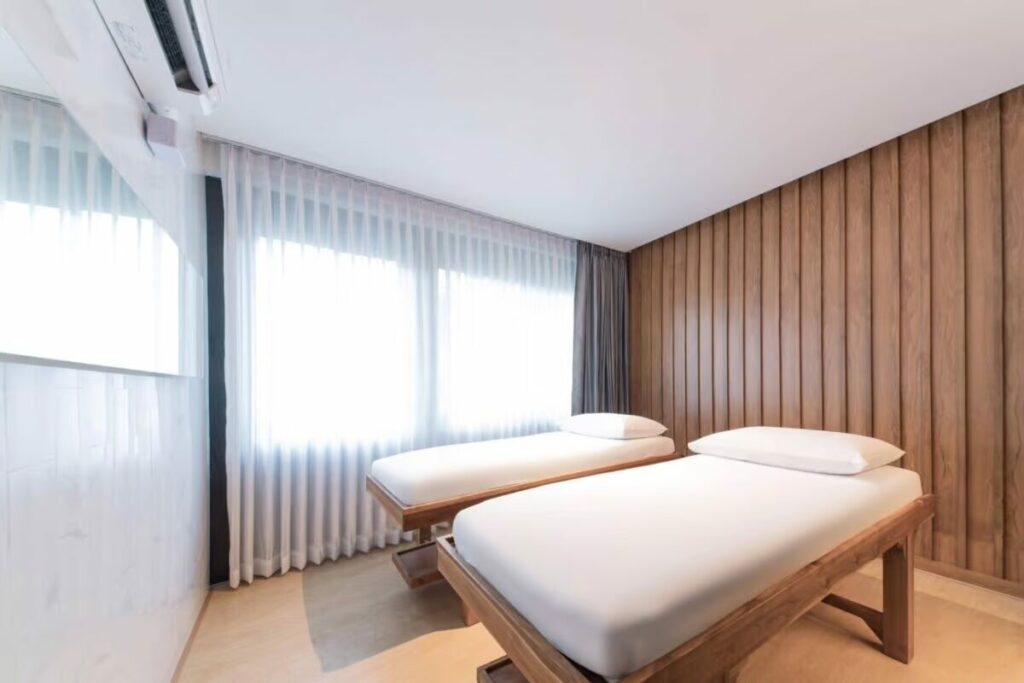 makkha-spa spa-room massage-tables wood-paneling