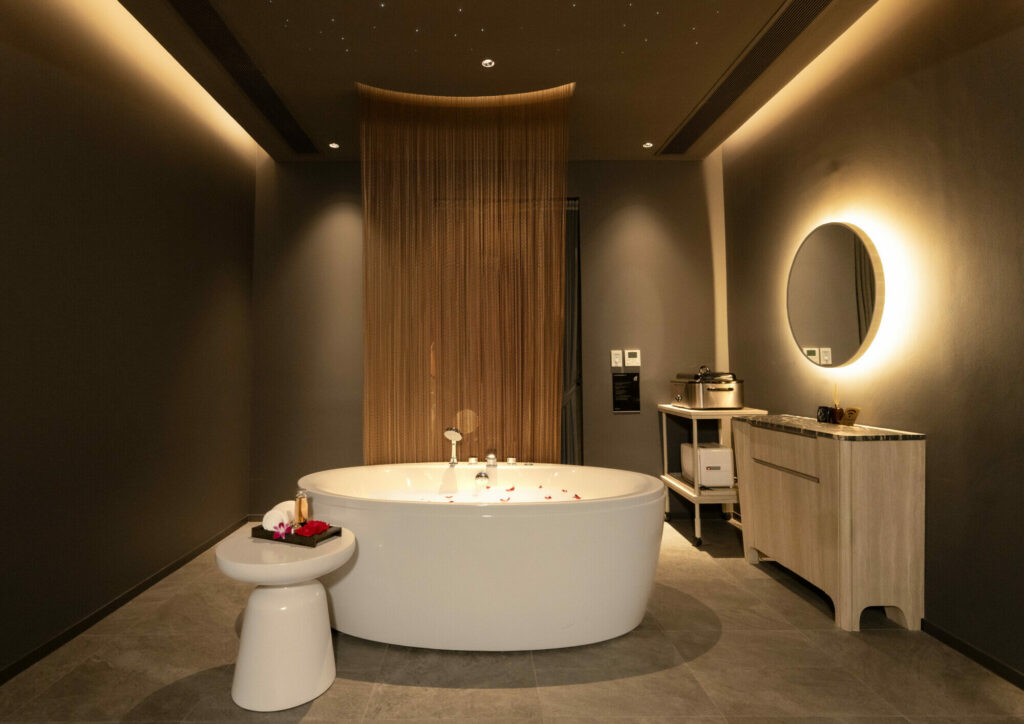 makkha-spa luxury-bathroom soaking-tub spa-interior